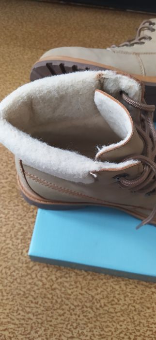 Боти/ кубинки в бежов и черен цвят, велур, 39 номер., чисто нови