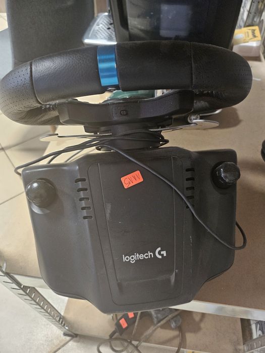Това е гейминг волан Logitech G29 Driving Force Racing Wheel. 
Това
