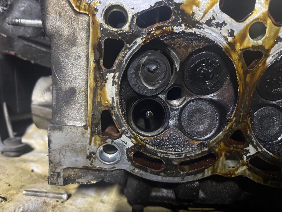 Мотор машины в разобронном виде