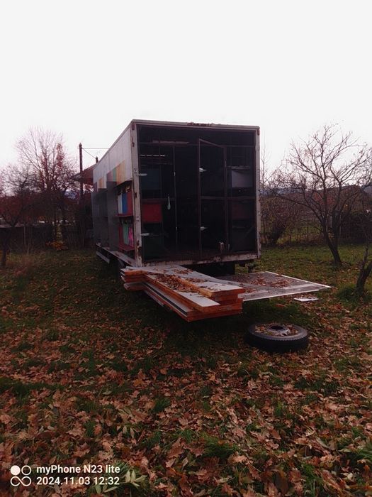 Vind două camioane apicole