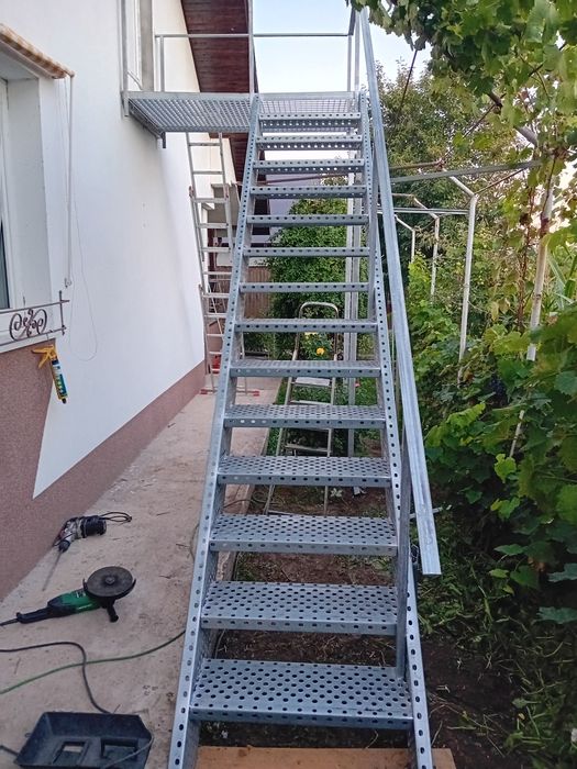 Scara metalica zincata 5m cu pod de odihna