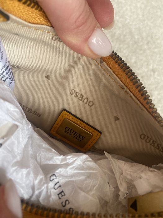 НОВА чанта GUESS цвят горчица