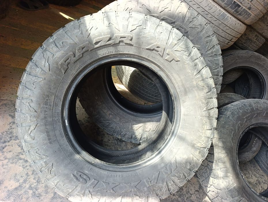 Maxxis Razr A/T 285/70/17