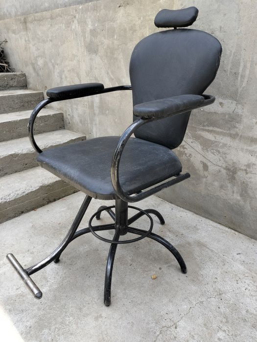 Stol va kreslo sotiladi.