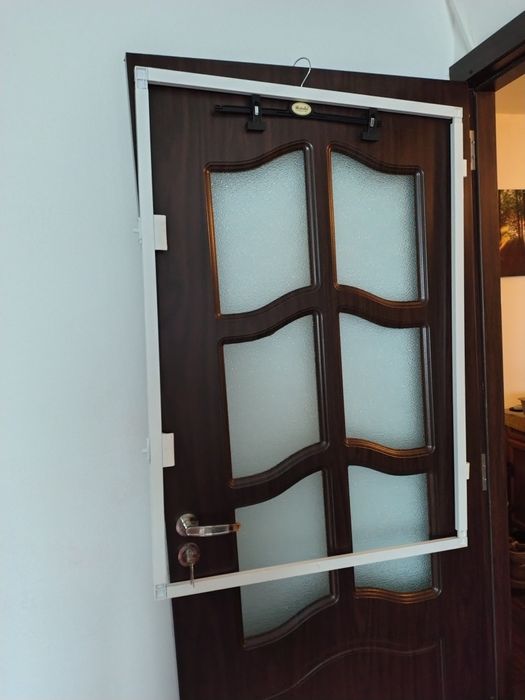 Vind rama de geam este din aluminiu.