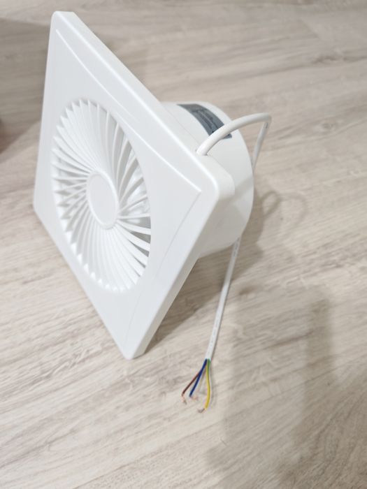 Вентилятор бесшумный. Диаметр 150 мм.