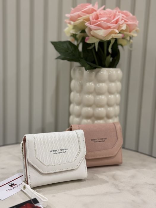 Бяло портмоне с отделения