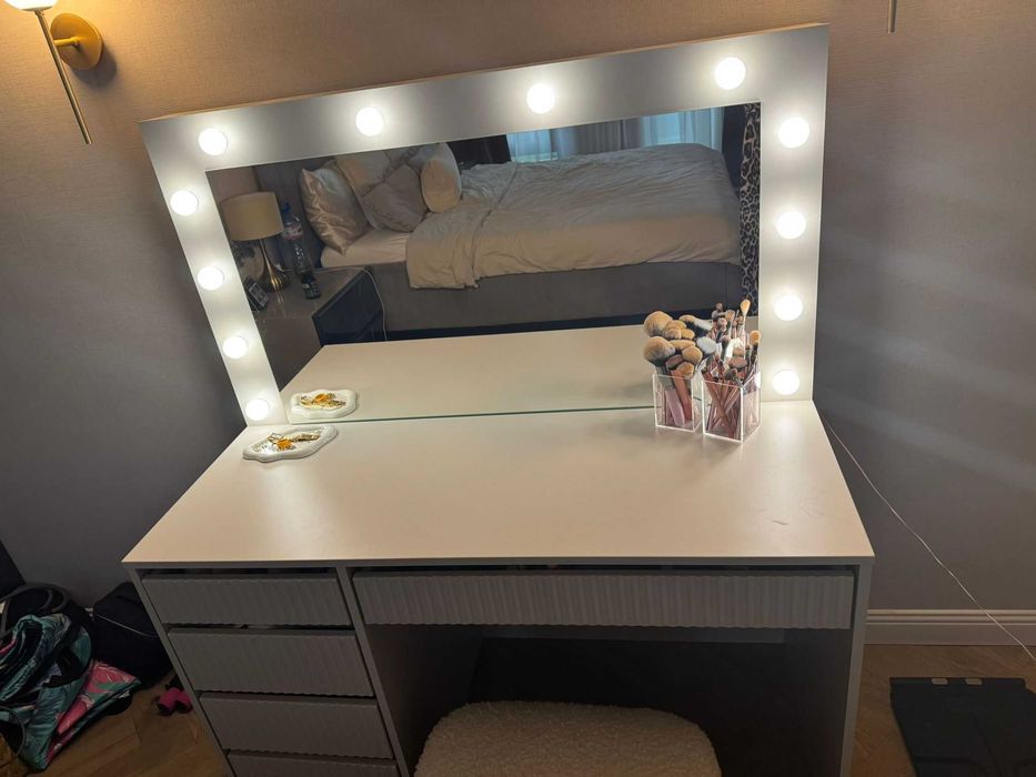 Тоалетка с огледало в отлично състояние (Vanity table with mirror in excellent condition)