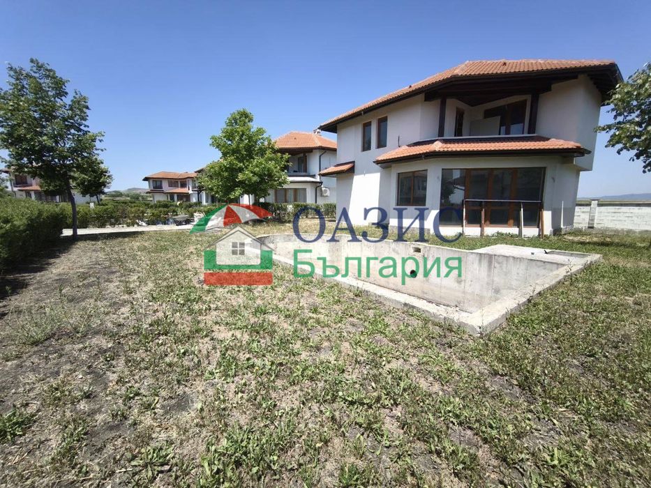 Къща с 2 спални в комплекс Флорал Медоус, 146 кв.м. + 424 кв.м. двор,