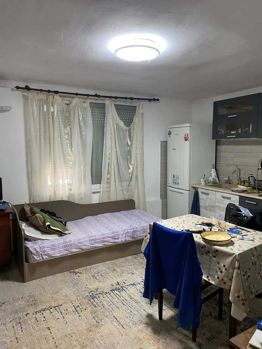 Монолитна къща с гараж с РЗП:240кв.м. с двор от 1462 кв.м.