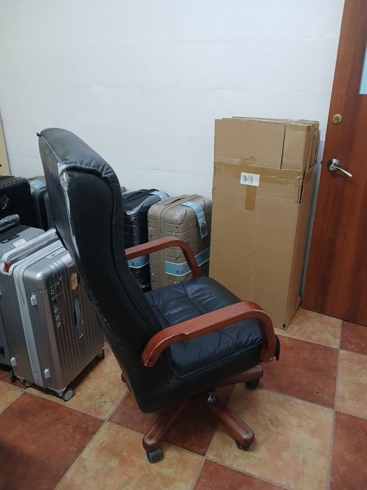 Продам офисные кресло