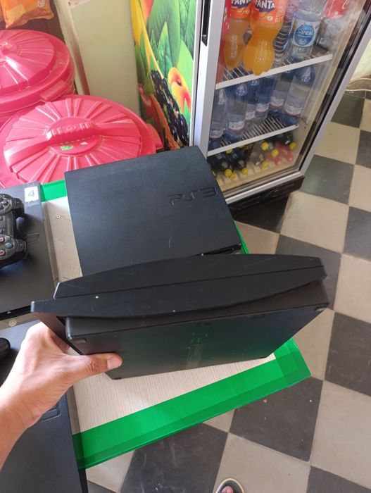 "PlayStation 3 Slim ideal holatda, joystik bilan".