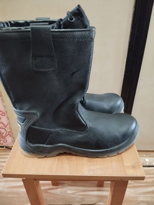 Рабочие сапоги с защитой.