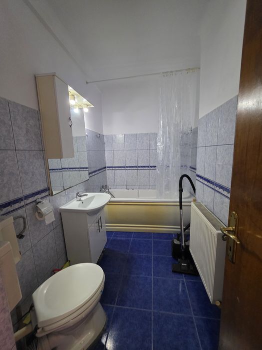 De închiriat apartament trei camere lângă Catedrală