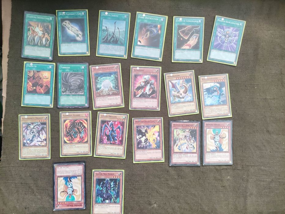 Продавам карти Yu-Gi-Oh