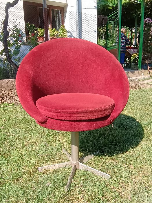 Въртящи се столове на Топ цена,хубава червена дамаска.