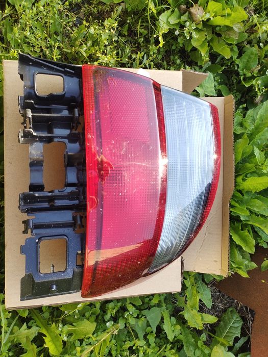 Продам задний правый фонарь Карина е седан