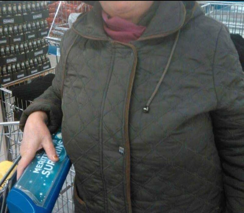 Geacă matlasata ,mărime XL,potrivită pt mărimea  L,cu glugă  detașabilă!