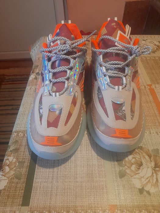 De vanzare adidasi sunt universali nr 42