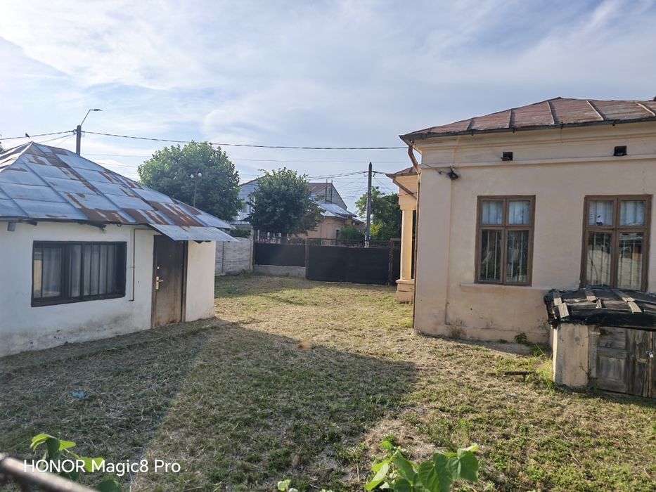 De vanzare (de inchiriat) , in zona centrala, casa cu curte de 1100mp