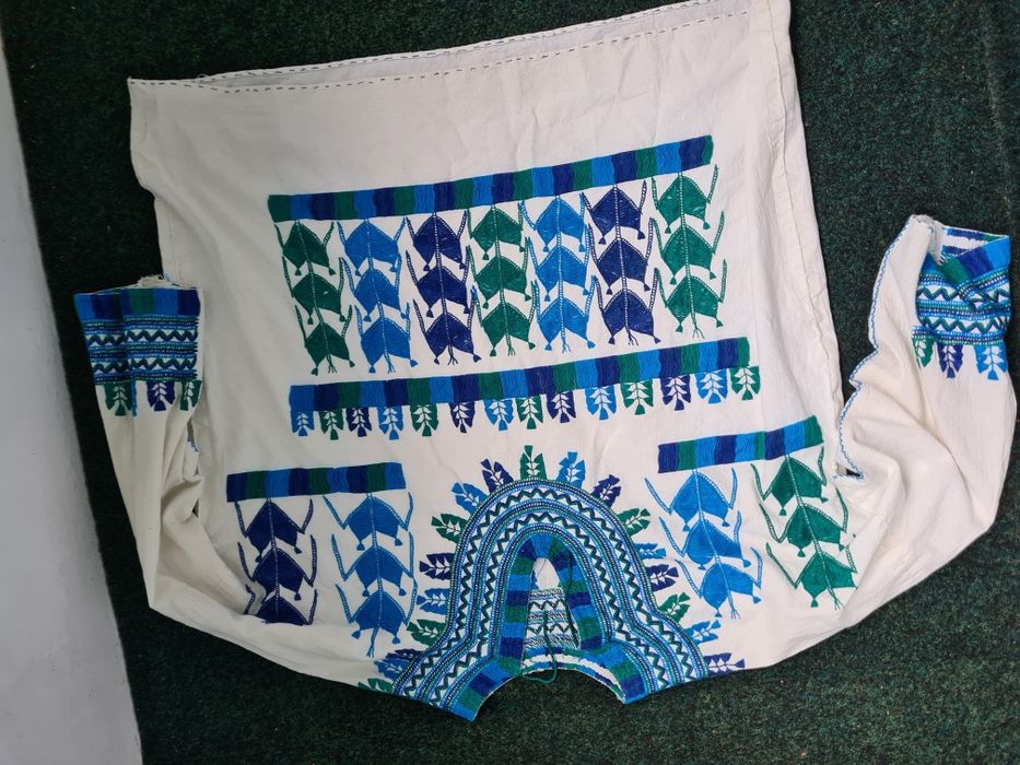 Ie cusuta manual pentru femei