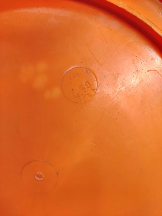 Продавам две стари табуретки: дървена и пластмасова