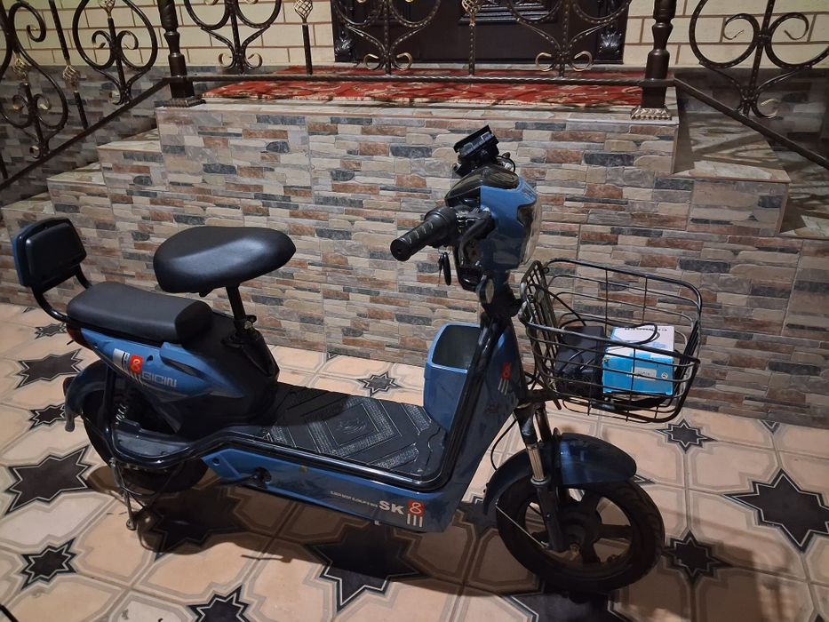 Скутер ск8  новый почти