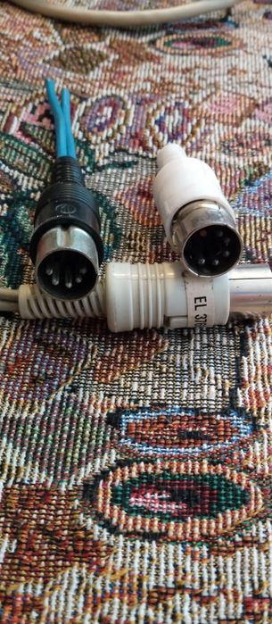 Лот от разпределител за аудио с-ма,кабели,5-ци,съединители и др.