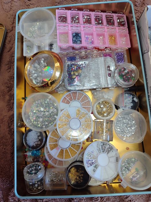 Стразы, втирки, пигменты