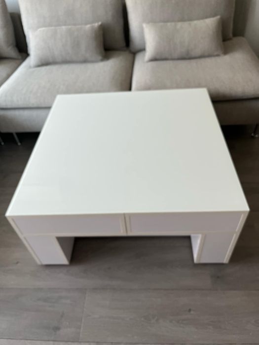 Холна маса на колела