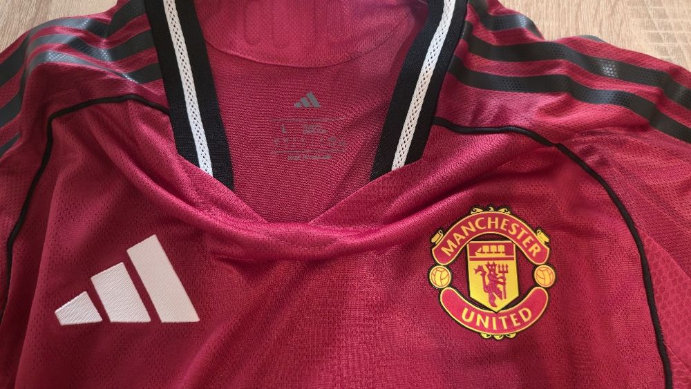 Домакинска тениска на Манчестър Юнайтед