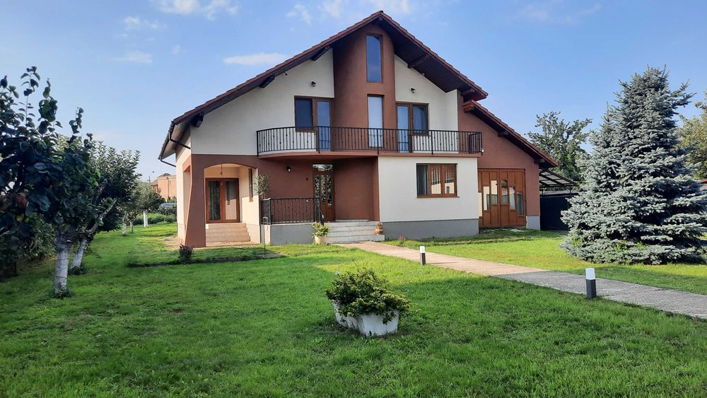 Casă spațioasă, teren intravilan 1514 mp, zonă centrală și liniștită