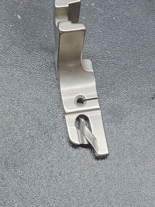 Vând set de accesorii și ace  pentru mașini de cusut industriale