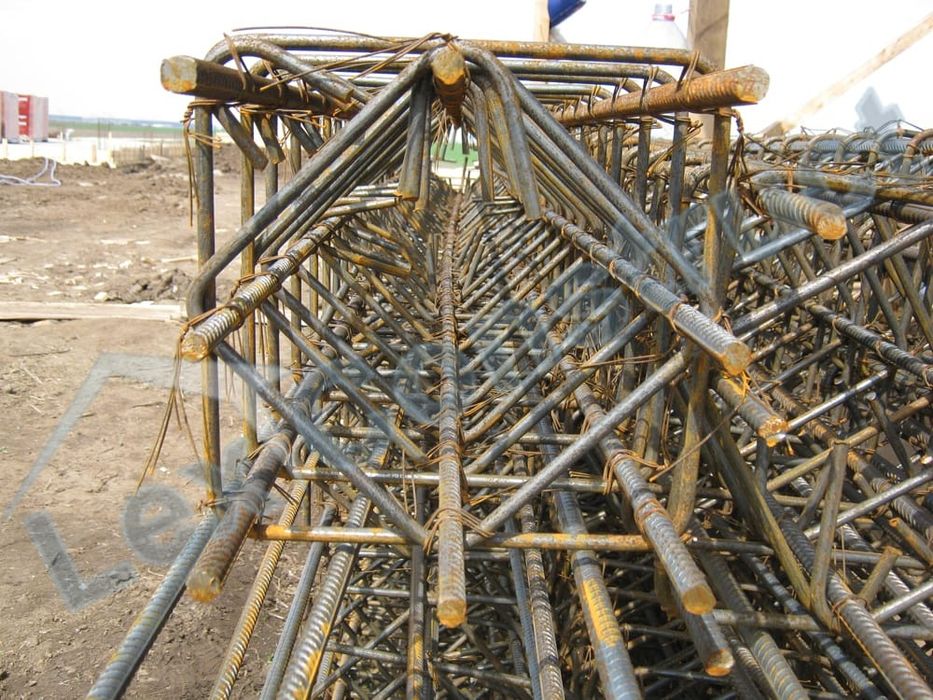 Etrieri fundatie si stalpi 
20 pe 80 cm din fier beton de 8 mm PC 8 -