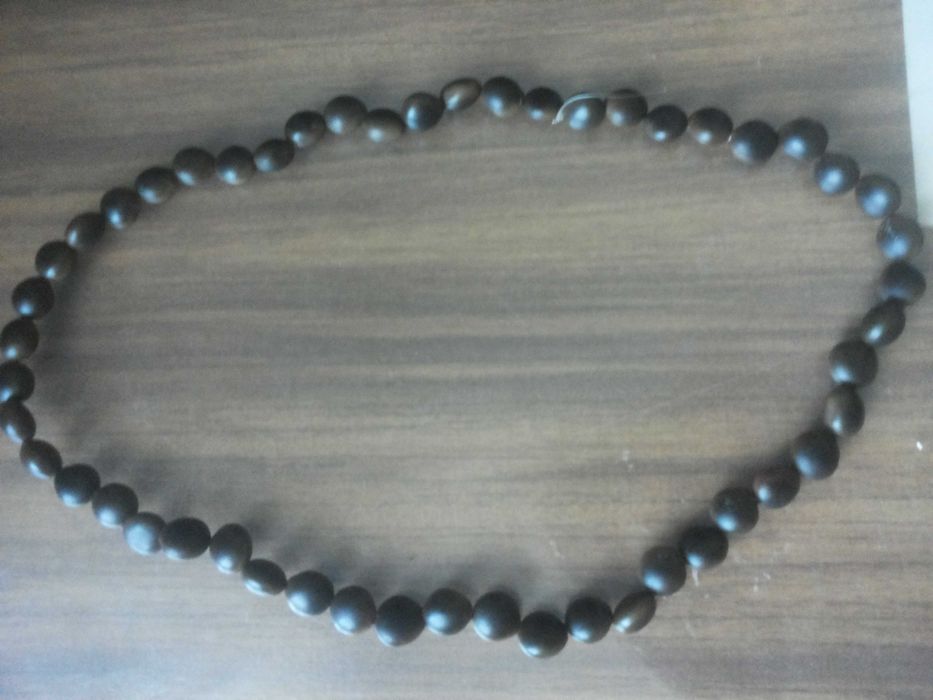 Бусы из семян рожкового дерева, ручная работа