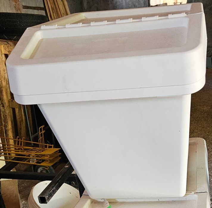 Кутия с подвижен капак