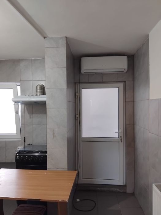 Inchiriez camera la curte