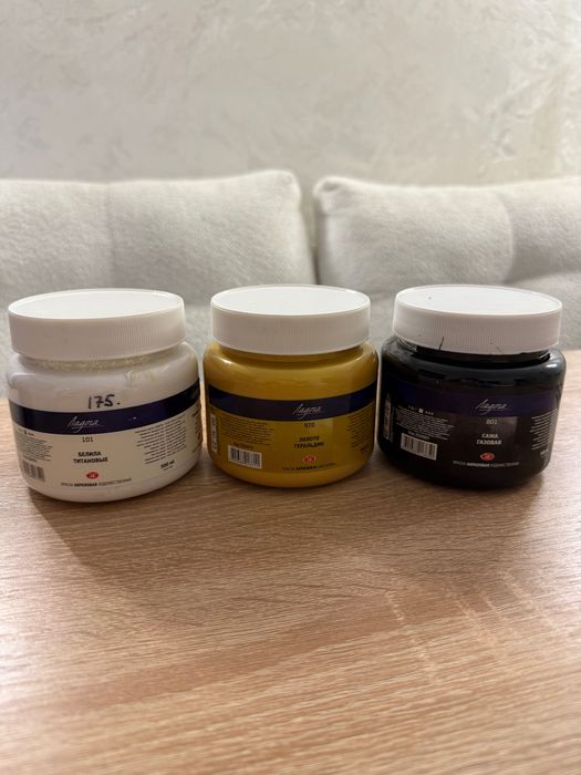 Краска и кисти для художников