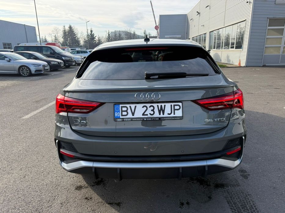 Vând AudiQ3 2025