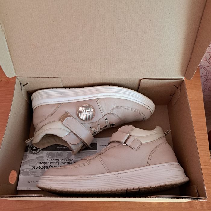 Кроссовки осенние , имеется доставка