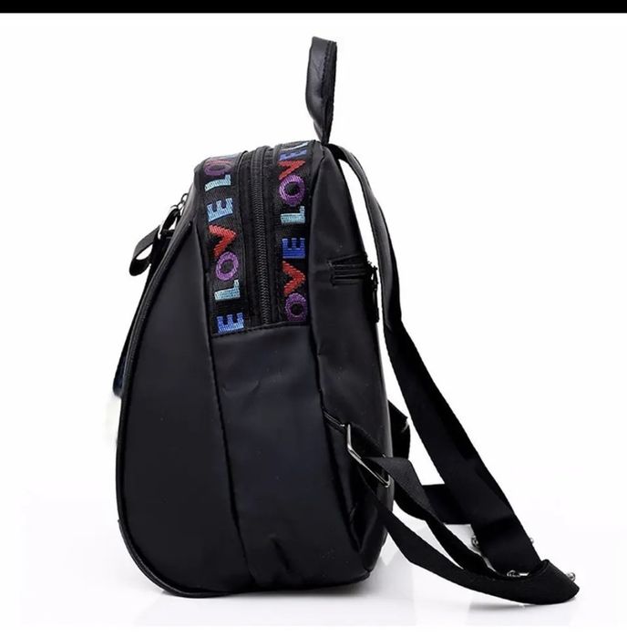 Модерна черна раница с надпис "LOVE" и ключодържател мече