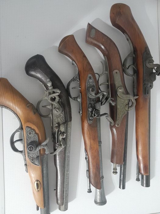 Pistoale panoplie