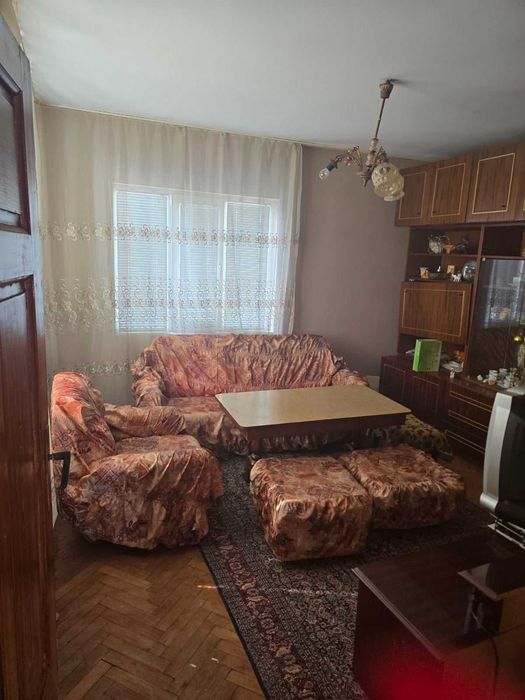 Двуетажна къща с голям двор и стопански постройки в с. Козаново