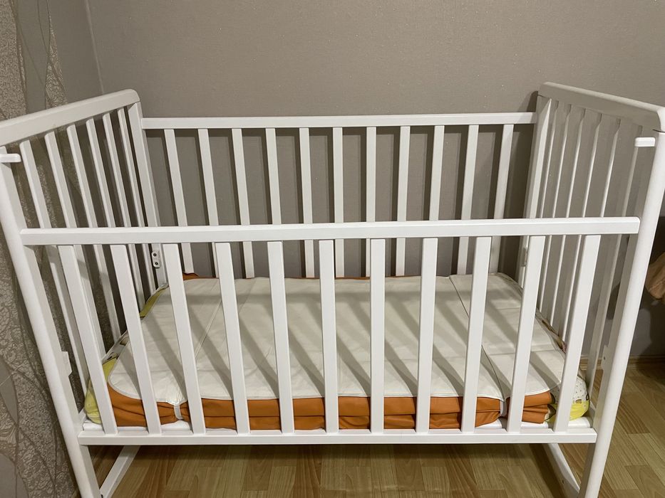 Детская кроватка с матрасом