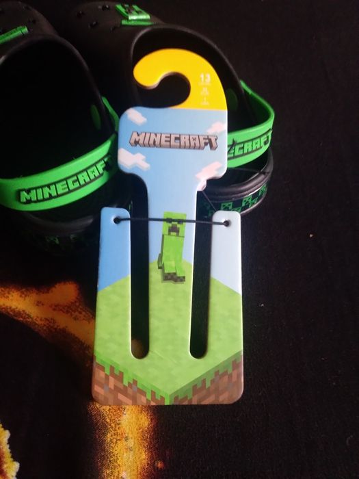 Vând perechi de papuci cu minecraft