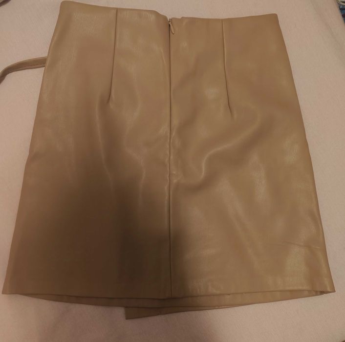 Нова, бежова, кожена пола