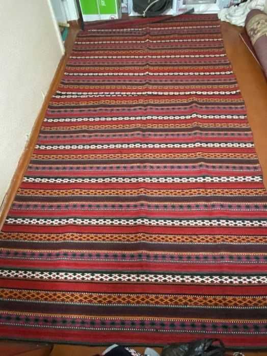 Yangi 2x4.30 o‘lchamli 3 juft jun gilamlar sotiladi.Qo‘lda to‘qilgan