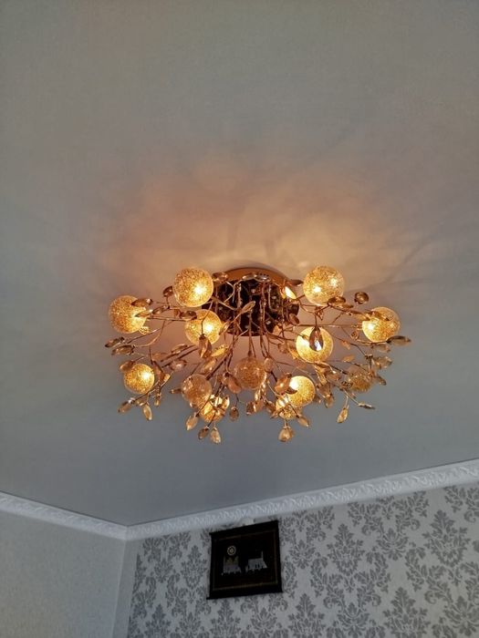 Продам люстру в отличном состояний
