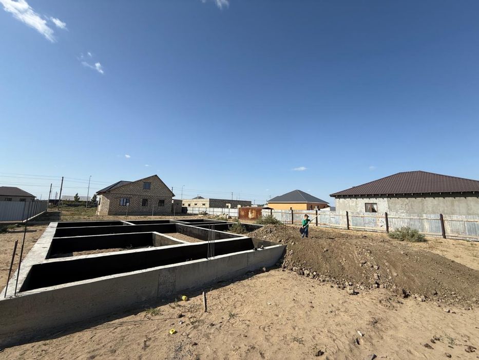 Жер Сатылады, фундаментімен