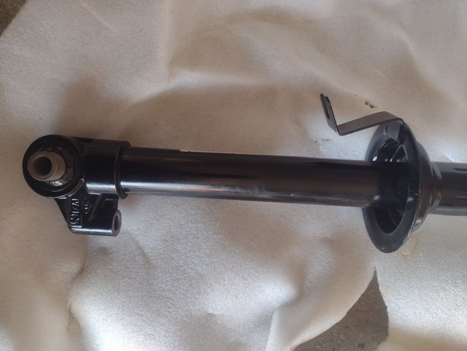 Продавам хидравличен амортисьор за BMW e38 740